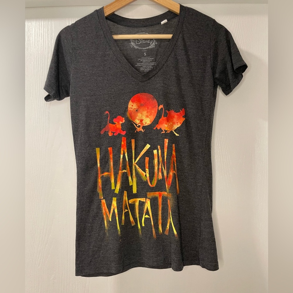 Disney Lion King Hakuna Matata Grey Tee. Size S